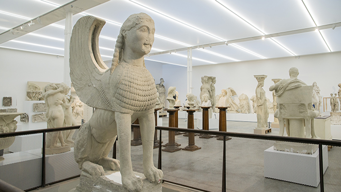 Musées des Moulages - Université de Lyon - p Musées des Moulages - Avec sa colonne, le Sphinx des Naxiens mesure 5,75 m de haut.
