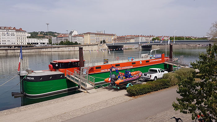 Le Centre de formation est sur la péniche le Pacha avenue Leclerc (7e). - 1 