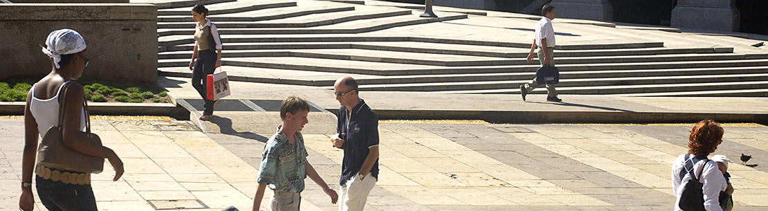 Personnes marchand dans la rue