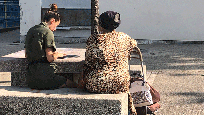 Une enquêtrice et une particpante remplissent le questionnaire lors de l'enquête